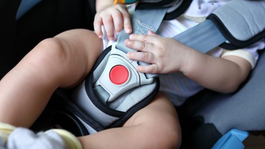 Murió una beba tras  estar varias horas al sol en un auto: su mamá se olvidó de llevarla a la guardería