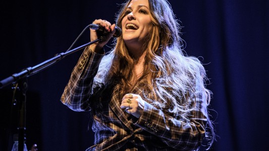 Alanis Morissette confesó que fue violada por varios hombres a los 15 años