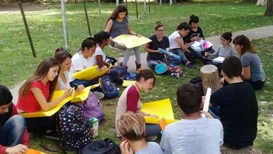La escuela que no tiene ni aulas ni pizarrón en Cañuelas
