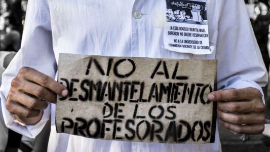 Alumnos y docentes marchan en defensa de los profesorados
