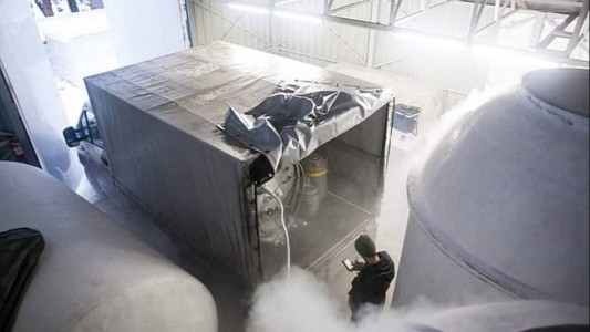 Robó de un laboratorio de criogenia cuerpos y cerebros de gente que espera "volver a la vida"