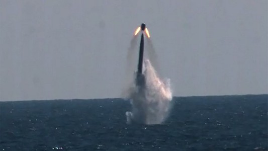 Video: Corea del Sur lanzó su primer misil desde un submarino y sumó tensión con el norte