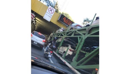 Un camión con autos 0Km quedó incrustado en Libertador