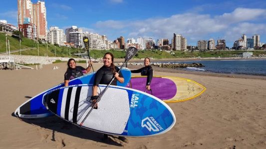 Tres amigas practicaban stand up paddle y rescataron a una mujer que se arrojó al mar