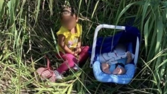 Hallaron dos nenes abandonados en Estados Unidos, cerca de la frontera con México