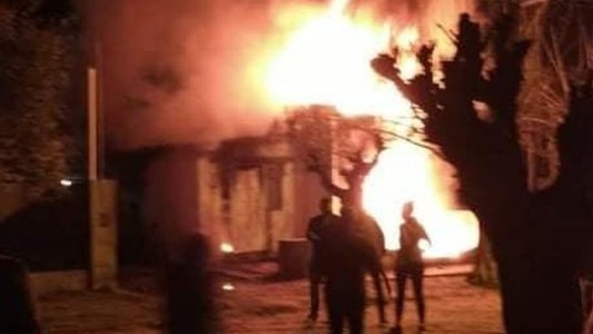 Vecinos quemaron la casa de un hombre acusado de abusar a tres nenas en Henderson