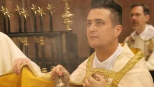 Detuvieron a un cura que usaba las donaciones de los fieles para comprar drogas y organizar fiestas sexuales