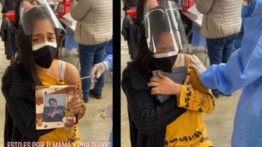 Video: recibió la vacuna abrazada a la foto de su mamá que murió de coronavirus