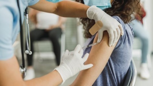 Coronavirus: gobierno bonaerense anunció la vacunación a adolescente de 17 años sin comorbilidades