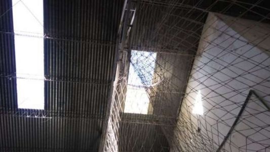 Estaba reparando el techo de una cancha de Fútbol 5, cayó al vacío y murió