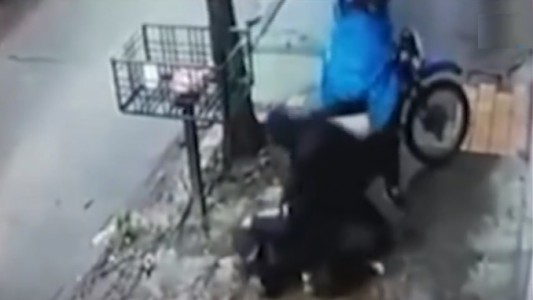 Terror en el camino al colegio: asalto de motochorros