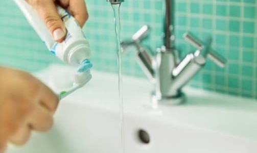 Se lavó los dientes con veneno para ratas por error y murió