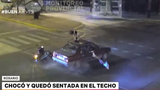 Chocó, voló y quedó sentada en el techo de un auto