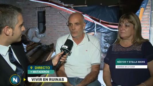 Así está ahora la casa partida al medio por una grúa en Mataderos