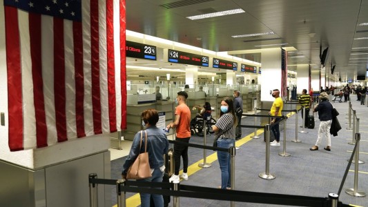 Estados Unidos exigirá a los extranjeros estar vacunados para ingresar al país