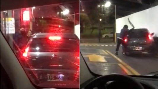 Video: pelea entre un automovilista y un motoquero en la fila de espera de un local de comida rápida