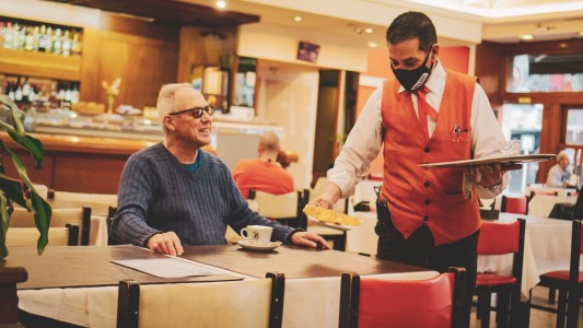 Ofrecen descuentos para adultos mayores en locales gastronómicos de la ciudad de Buenos Aires