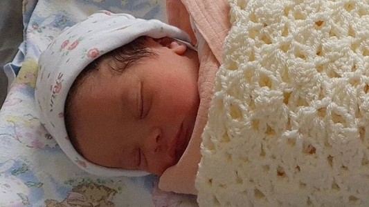 Una mujer compró semen por Internet, se inseminó con un tutorial online y tuvo un bebé