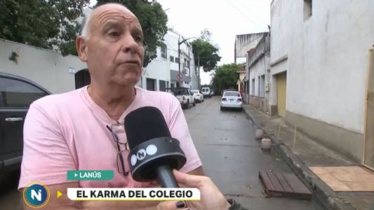Polémica en la escuela: puso pilotes para que no le paren en la puerta
