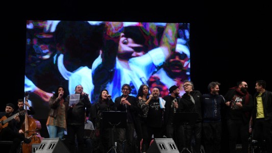 Un homenaje a Diego Maradona reunió a 20 artistas en escena para celebrarlo al compás del tango