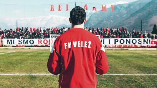 Hinchas del Velez Mostar prendieron fuego el auto de un árbitro de fútbol