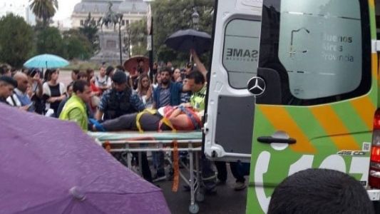 Video: atropelló a una mujer que estaba en una manifestación y huyó