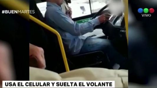 Escrachan a un colectivero que maneja usando el celular