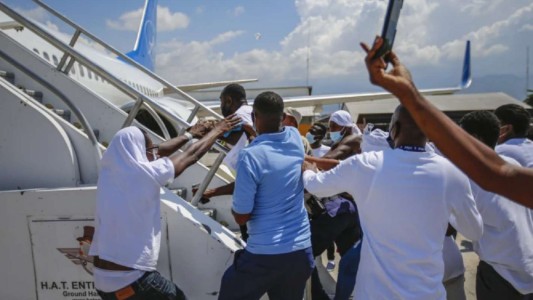 Haitianos deportados intentaron asaltar un avión para volver a EEUU