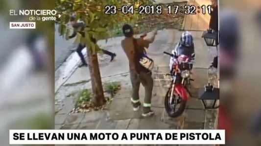 Video: los asaltaron cuando conversaban en la vereda