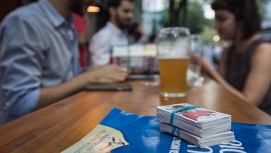 El bar de Palermo que combina la cerveza artesanal con el cambio de figuritas del Mundial