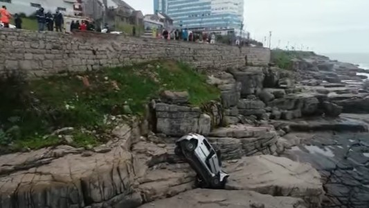 Video: un auto desbarrancó y quedó sobre las piedras en Mar del Plata