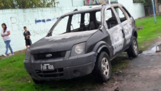 Incendiaron la camioneta de una preceptora en la puerta de la escuela
