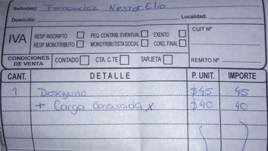 Suba de tarifas: le cobraron $40 por cargar la notebook en un bar
