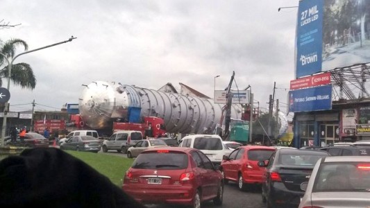 Video: trasladan un tanque petrolero de 50 metros que obliga a cortar una autopista