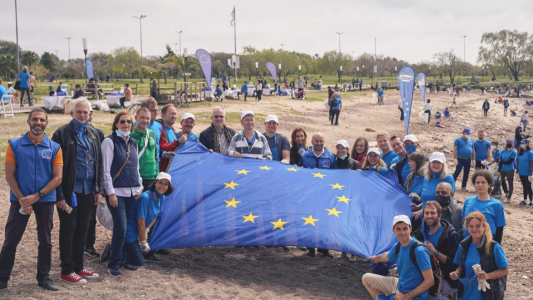 Embajadores europeos limpiaron basura en la costa del Río de la Plata