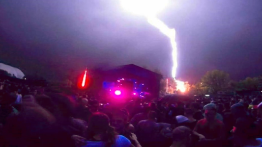 Cayó un rayo en una fiesta de música electrónica en la Ciudad