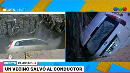 Un auto cayó en un pozo durante el temporal