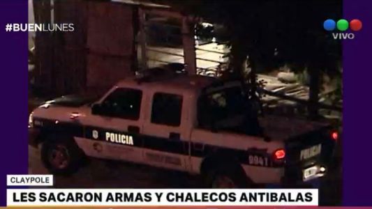 Roban pistolas y chalecos a dos mujeres policía