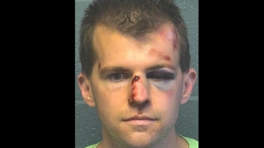 Sorprendió a un pastor religioso tocando a su hijo y le dio una brutal paliza