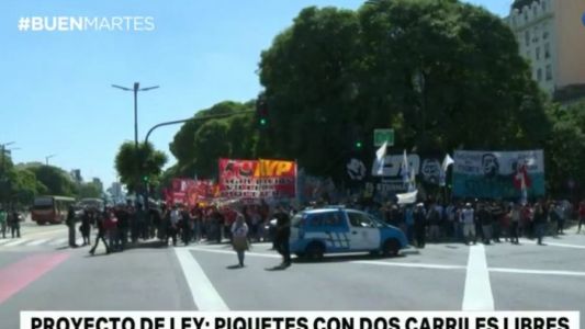 Impulsan una ley para dejar dos carriles libres durante los piquetes