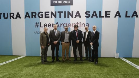 Críticas al pabellón futbolero que llevó Argentina a la Feria del Libro de Bogotá