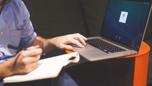 Capacitación gratuita a desempleados para desarrollar habilidades de computación