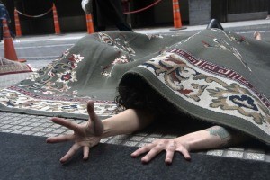 Con una performance frente al Ministerio de Justicia, reclamaron por las víctimas de trata