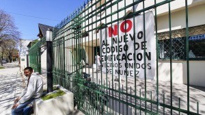 Vecinos de Núñez colocan carteles frente a sus casas en rechazo a la construcción de torres