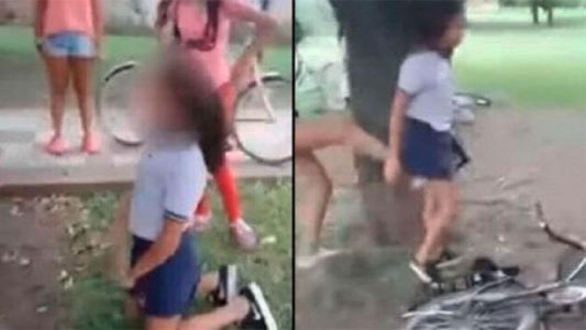Bullying feroz a nena de 11 años: la hicieron arrodillar, le pegaron y lo grabaron todo en video