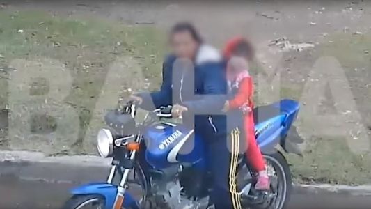 Tremendo: el momento en el que un nena que viajaba en moto con su mamá cae al piso