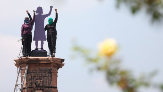 México: feministas reemplazaron una estatua de Cristóbal Colón por la de una mujer