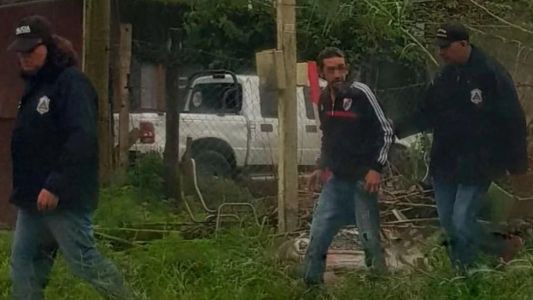 Comía un asado con amigos, se enojó y prendió fuego la casa: un muerto