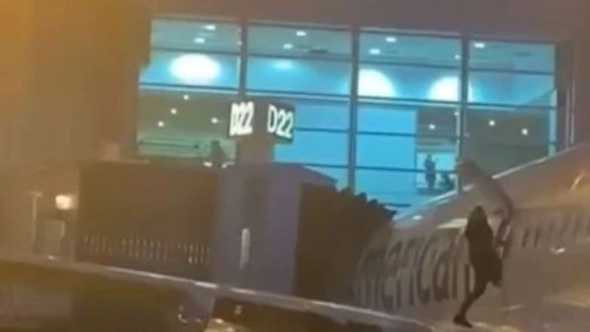 Detuvieron a un hombre que saltó al ala de un avión tras abrir una puerta de emergencia en Miami