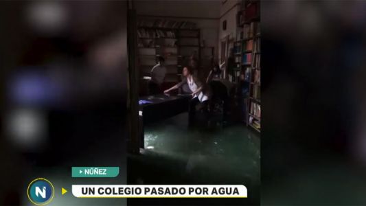 Una escuela pública, bajo el agua